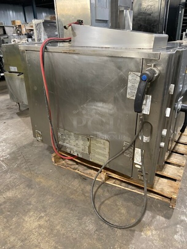 Alto Shaam Natural Gas Powered Combi Oven! With View Through Door! All Stainless Steel! On Legs! Model: 714ESGS SN: 10325281016 - Image 2 of 10