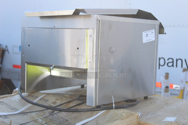 BRAND NEW SCRATCH & DENT!! Vollrath JT3BH Conveyor Toaster with 1 1/2"-3" Opening, 208v 3600 WATTS 17.3 AMPS S/N: 0075-01729874-004 18-1/8x18-1/4x15.  - Image 8 of 8