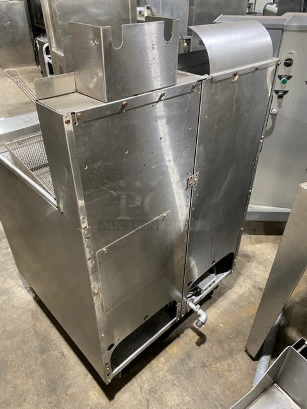 Frymaster Commercial Natural Gas Powered Deep Fat Fryer With Side Dumping Station! With Metal Frying Baskets! With Back Splash! All Stainless Steel! On Casters! Model: FM145ESC SN: 0204GH0013!
 - Image 4 of 12