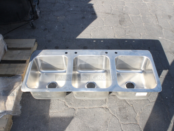 BRAND NEW SCRATCH & DENT! Regency 600DI3141620 14" x 16" x 10" 20 Gauge Stainless Steel Three Compartment Drop-In Sink + 3 Drains!!  - Image 5 of 6