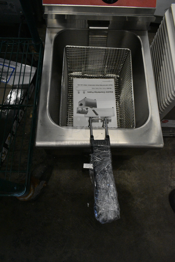BRAND NEW SCRATCH AND DENT! Avantco 177F200 Stainless Steel 15 lb. Medium-Duty Electric Countertop Fryer w/ Metal Fry Basket and Lid. 208/240 Volts, 1 Phase.  - Image 4 of 7