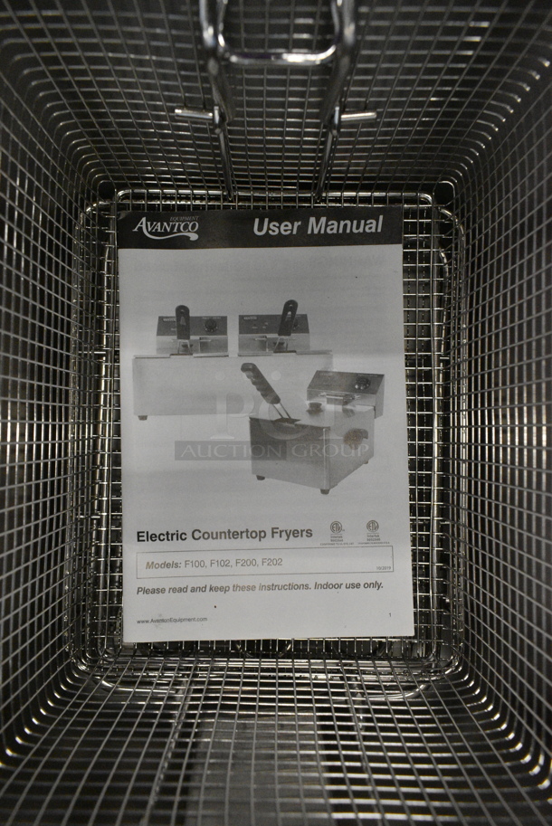 BRAND NEW SCRATCH AND DENT! Avantco 177F200 Stainless Steel 15 lb. Medium-Duty Electric Countertop Fryer w/ Metal Fry Basket and Lid. 208/240 Volts, 1 Phase.  - Image 5 of 7