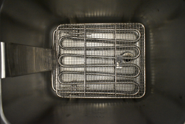 BRAND NEW SCRATCH AND DENT! Avantco 177F200 Stainless Steel 15 lb. Medium-Duty Electric Countertop Fryer w/ Metal Fry Basket and Lid. 208/240 Volts, 1 Phase.  - Image 6 of 7