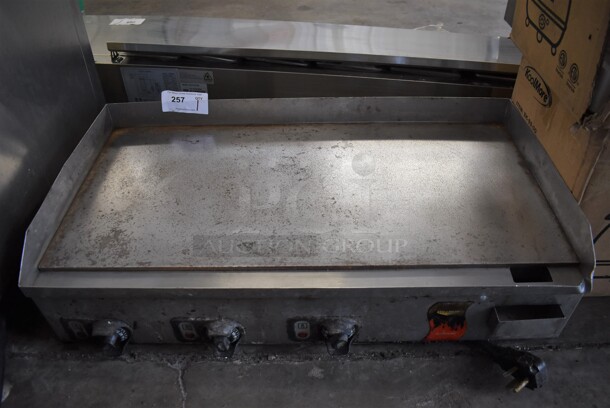 Vollrath Cayenne Stainless Steel Commercial Countertop Electric Powered Flat Top Griddle. 220 Volts, 1 Phase. 36x20x9