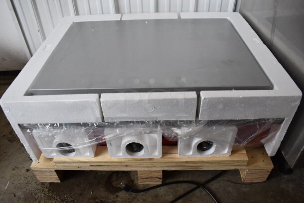 BRAND NEW IN BOX! Avantco AG36RC Stainless Steel Commercial Countertop Radiant Gas Powered Charbroiler Grill. 105,000 BTU. 36x29x14. Tested and Working! - Image 2 of 4