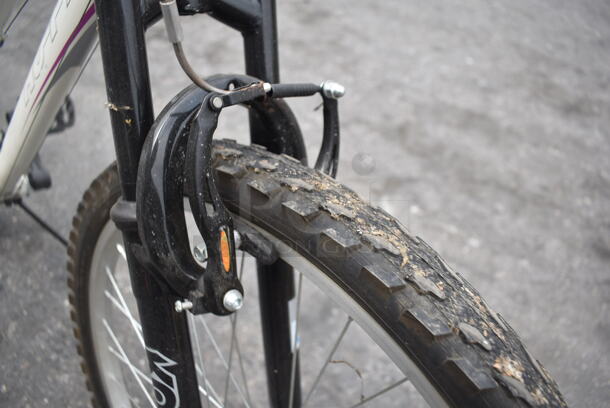 Huffy V-Luxe White And Black 7-Speed Bike. - Image 7 of 9