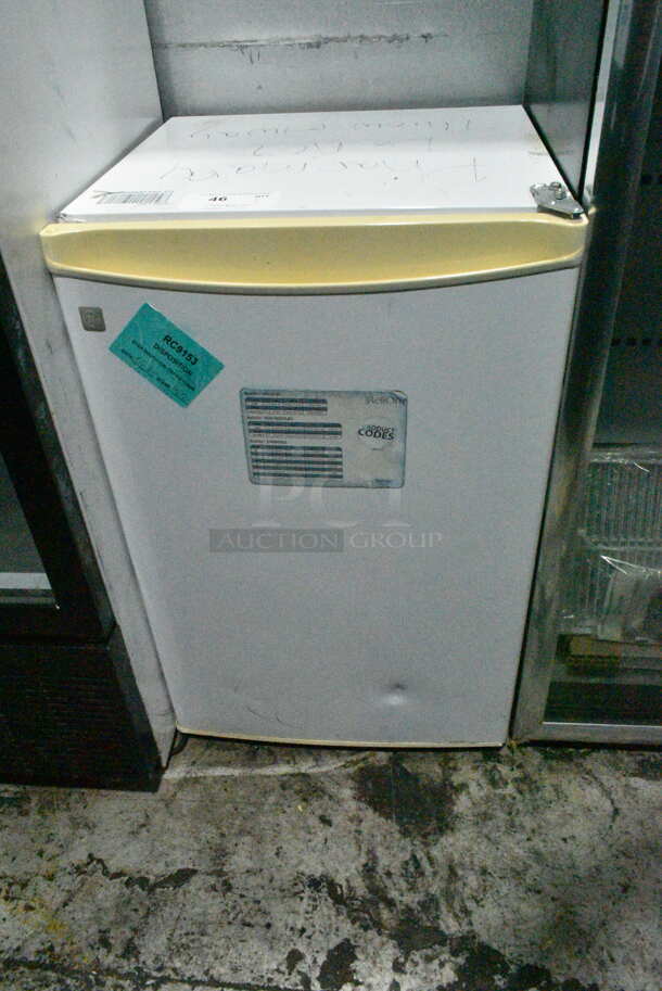 General Electric GE GMR04BANAWW Mini Cooler. 115 Volts, 1 Phase. Tested and Powers On But Does Not Get Cold
 - Image 1 of 4