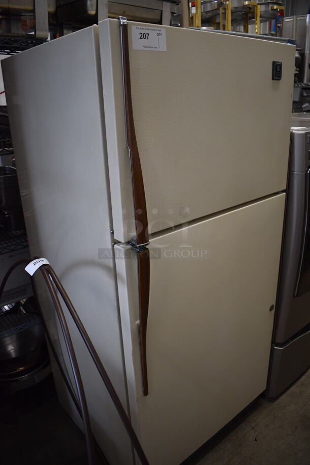 General Electric Cooler Freezer Combo Unit. 30.5x31x65. Tested and Powers On But Does Not Get Cold - Image 3 of 7