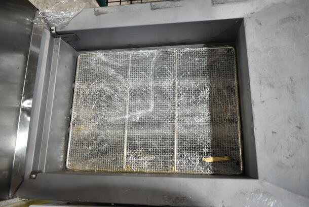 BRAND NEW SCRATCH AND DENT! 2024 Avantco 177FBF1824NG Stainless Steel Natural Gas 110-125 lb. Flat Bottom Funnel Cake / Donut Fryer. 90,000 BTU  - Image 9 of 12