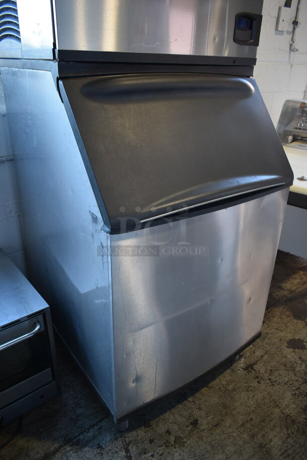 2011 Manitowoc ID0602A-261 Stainless Steel Commercial Ice Machine Head on Manitowoc B570 Commercial Ice Bin. 208-230 Volts, 1 Phase.  - Image 4 of 10