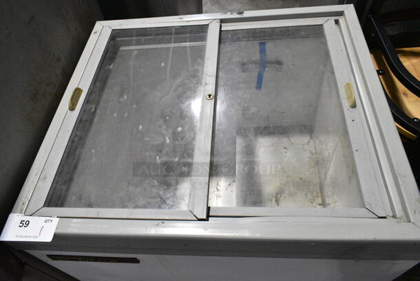 True TFM-29FL Metal Chest Freezer Merchandiser. Right Door Does Not Move. 115 Volts, 1 Phase. Tested and Working! - Image 3 of 6