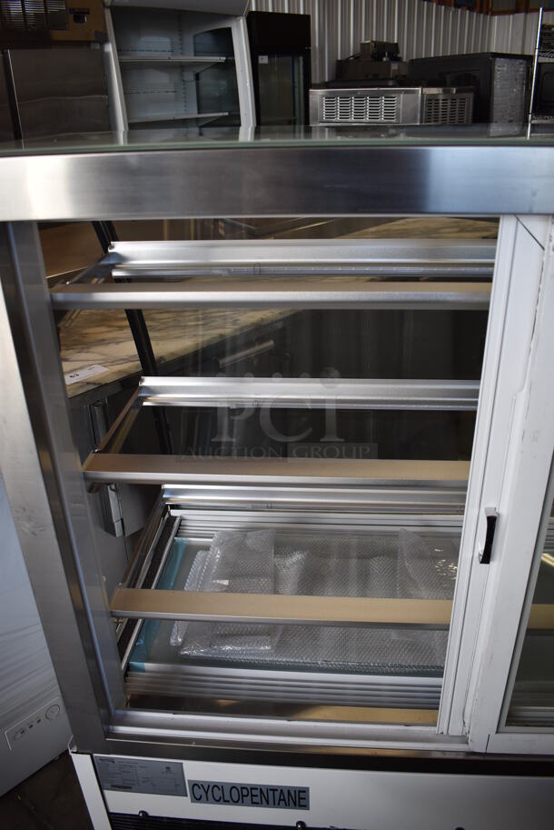 BRAND NEW SCRATCH AND DENT! Avantco 193BCTD48W Stainless Steel Commercial Floor Style 3-Shelf Curved Glass Dry Bakery Display Case w/ LED Lighting on Commercial Casters. 110-120 Volts, 1 Phase. Tested and Working! - Image 5 of 7