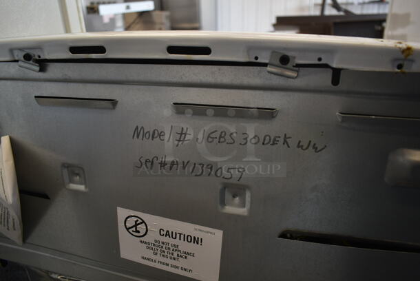 BRAND NEW SCRATCH AND DENT! General Electric GE JGBS30DEKWW Metal Gas Powered 4 Burner Range w/ Oven.  - Image 8 of 8