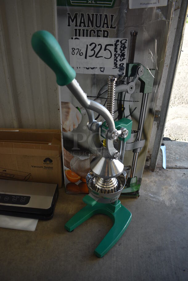BRAND NEW SCRATCH AND DENT! Garde XL MCJ2 Manual Commercial Citrus Juicer with Safety Spring. 7x11x20