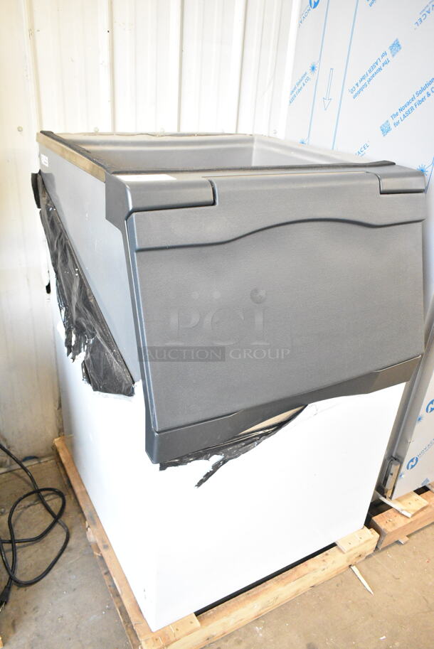 BRAND NEW SCRATCH AND DENT! 2024 Scotsman B530S Ice Storage Bin 536 lb. Stainless Steel Exterior - Image 3 of 7