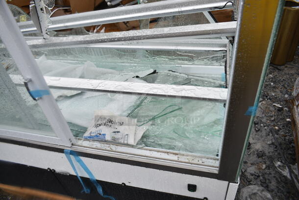 BRAND NEW SCRATCH AND DENT! Avantco 193BCD60W 60" Curved Glass White Dry Bakery Display Case. See Pictures for Broken Glass. 110-120 Volts, 1 Phase.  - Image 9 of 11