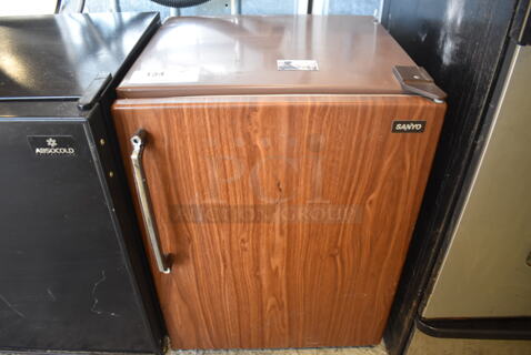 Sanyo SR6908X Metal Mini Cooler. 120 Volts, 1 Phase. 19x18x25. Tested and Working!