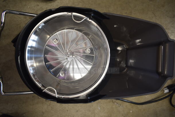 LIKE NEW! 2024 AvaMix 928JE700 Stainless Steel Commercial Countertop Juicer. 120 Volts, 1 Phase. Tested and Working! - Image 5 of 6