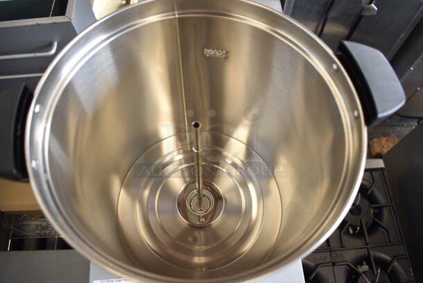 BRAND NEW SCRATCH AND DENT! Avantco 177CU65ETL Stainless Steel Commercial Countertop  65 Cup (325 oz.) Double Wall Stainless Steel Coffee Urn / Coffee Percolator. 120 Volts, 1 Phase.  - Image 5 of 6