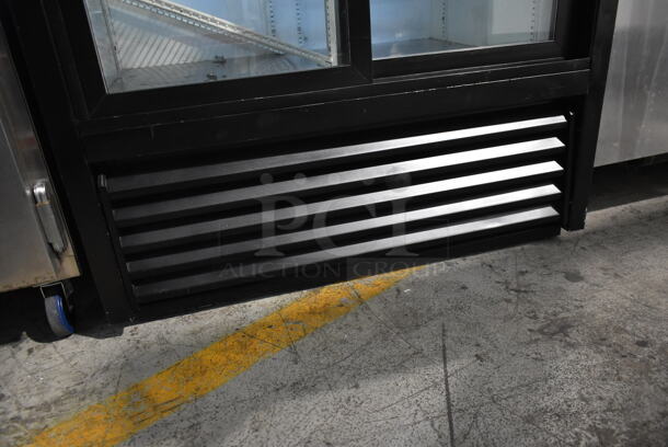 True GDM-33 Metal Commercial 2 Door Reach In Cooler Merchandiser w/ Poly Coated Racks. 115 Volts, 1 Phase. Tested and Working! - Image 4 of 8