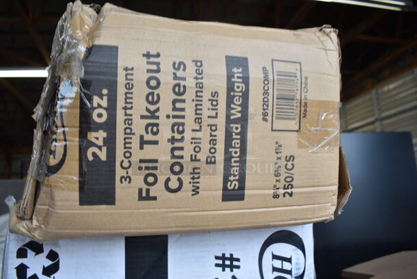 PALLET LOT of 25 BRAND NEW Boxes Including 999RP10 10" Plates, 347SLWG8 Visions 8 oz. Heavy Weight Clear Plastic Stemless Wine Glass - 64/Case, GET CS-10-RM Rustic Mill 10 1/2" Irregular Round Coupe Plate - 12/Case, 500LFLAT Choice Clear Flat Lid with Straw Slot - 9, 12, 16, 20, and 24 oz. - 1000/Case, 475TCLD55BL Lavex 55 GallonBlue Round Commercial Trash Can Lid, Eco-Gecko 5" Square Palm Leaf Bowls, 612D3COMP Choice 8 1/2"x 6 3/8" 3-Compartment Oblong Foil Take-Out Container with Board Lid - 250/Case, 795PTOBK1 Choice Black Microwavable Folded Paper #1 Take-Out Container 4 3/8" x 3 1/2" x 2 1/2" - 450/Case, 395TO961 EcoChoice 9" x 6" x 3" Compostable Sugarcane / Bagasse 1 Compartment Take-Out Container - 200/Case, 347SLW68 Plastic Stemless Wine Glasses. 25 Times Your Bid! - Image 9 of 12