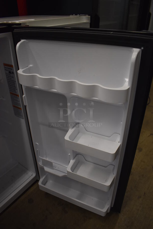 Haier HC33SW20RB Metal Mini Cooler. 115 Volts, 1 Phase. 18.5x17.5x33.5. Tested and Working! - Image 5 of 6