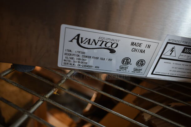 BRAND NEW SCRATCH AND DENT! 2023 Avantco 177F200 Stainless Steel Commercial 15 lb. Medium-Duty Electric Countertop Fryer w/ Metal Fry Basket and Lid. 208/240 Volts, 1 Phase.  - Image 7 of 8