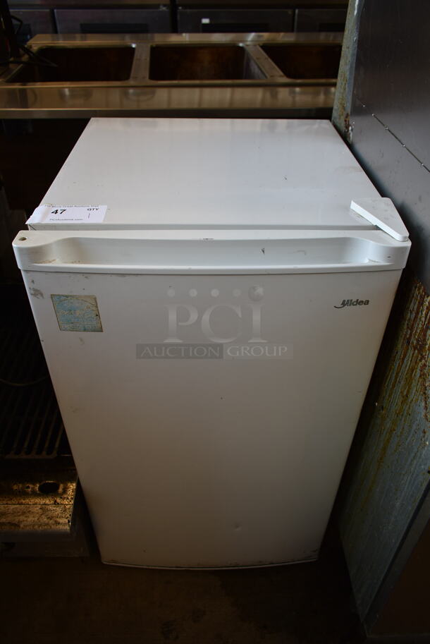 Midea WHS-109FB1 Metal Mini Freezer. 115 Volts, 1 Phase. Tested and Working!
