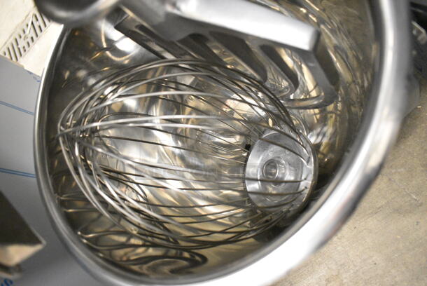 BRAND NEW SCRATCH AND DENT! 2023 Globe SP20 Metal Commercial 20 Qt. Planetary Stand Mixer w/ Stainless Steel Mixing Bowl, Bowl Guard, Dough Hook, Paddle and Whisk Attachments. 110 Volts, 1 Phase. Tested and Working! - Image 5 of 11