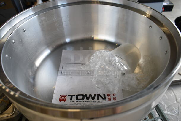 BRAND NEW SCRATCH AND DENT! RiceMaster Town RM-55P-R Liquid Propane 110 Cup (55 Cup Raw) Gas Rice Cooker and Warmer.  - Image 6 of 8