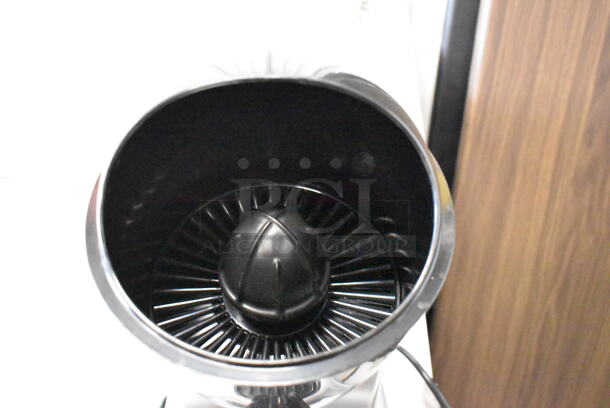 BRAND NEW SCRATCH AND DENT! Hamilton Beach 66900 Countertop Electric Citrus Juicer. 120 Volts, 1 Phase. Tested and Working! - Image 6 of 9