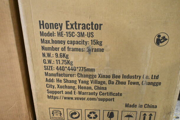 BRAND NEW SCRATCH AND DENT! Vevor HE-15C-3M-US 3 Frame Honey Extractor, Stainless Steel Manual Beekeeping Extraction, Honeycomb Drum Spinner with Transparent Lid - Image 3 of 3