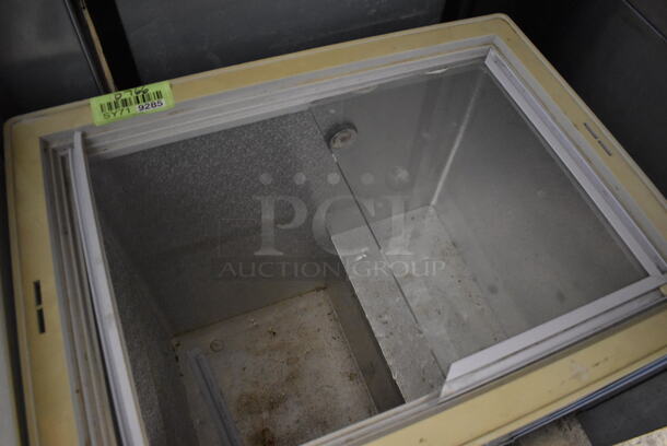 SC-142 Metal Chest Cooler Merchandiser on Commercial Casters. 115 Volts, 1 Phase. 29x21.5x32. Tested and Working! - Image 4 of 6