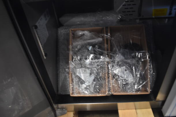 BRAND NEW SCRATCH AND DENT! 2022 Avantco 447APST72 Stainless Steel Commercial Sandwich Salad Prep Table Bain Marie Mega Top. 115 Volts, 1 Phase. 72.5x31x39. Tested and Working! - Image 6 of 10