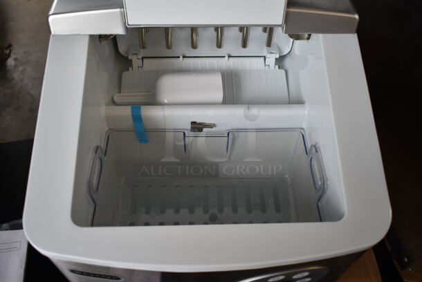 BRAND NEW SCRATCH AND DENT! Whynter IMC-490SS Portable 49lb Freestanding Stainless Steel Ice Maker. 115 Volts, 1 Phase. Tested and Working! - Image 4 of 5