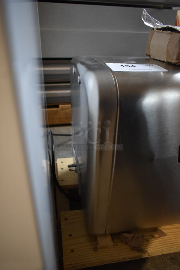 BRAND NEW SCRATCH AND DENT! Hobart 4822 Stainless Steel Commercial Countertop Power Hub for Meat Grinder. 120 Volts, 1 Phase. Tested and Working! - Image 3 of 6