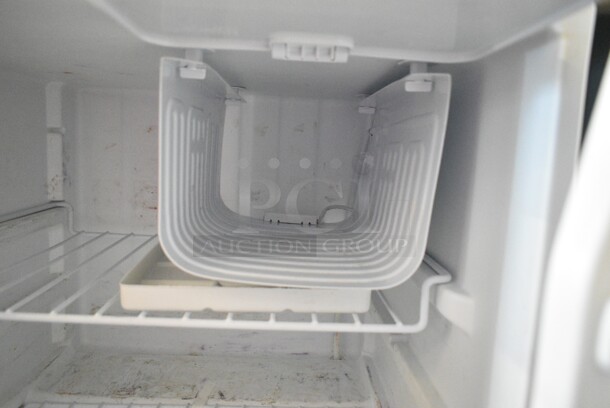 Whirlpool WH27S1E Metal Mini Cooler. 115 Volts, 1 Phase. Tested and Powers On But Does Not Get Cold - Image 5 of 6
