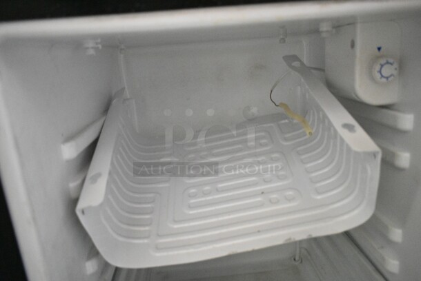 Tramontina 80901/100 Metal Mini Cooler. 115 Volts, 1 Phase. Tested and Powers On But Does Not Get Cold - Image 3 of 5