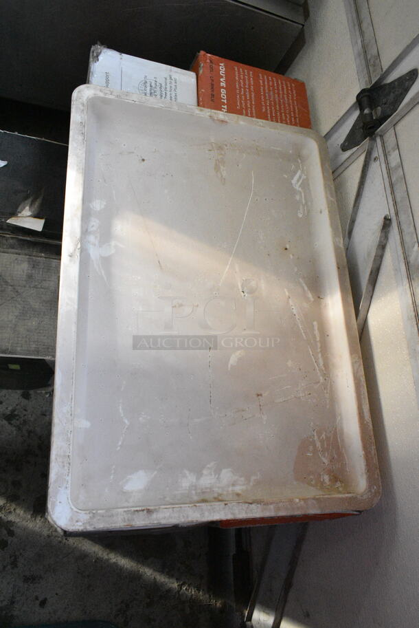 ALL ONE MONEY! Lot of Various Metal Items Including Baking Pans and Round Pizza Pans.  - Image 6 of 7