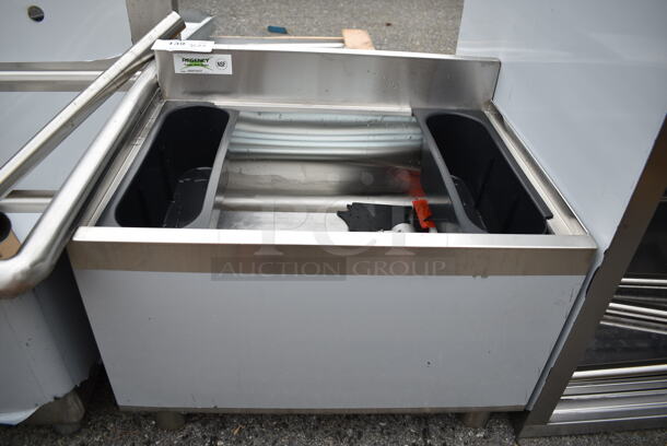 BRAND NEW SCRATCH AND DENT! Regency 600IB1824CP 18" x 24" Underbar Ice Bin with 7 Circuit Post-Mix Cold Plate and Bottle Holders - 51 lb. - Image 2 of 6