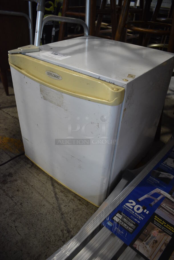 Danby Model DCR055W Mini Cooler. 115 Volts, 1 Phase. 18x18x19.5. Tested and Powers On But Does Not Get Cold - Image 2 of 4