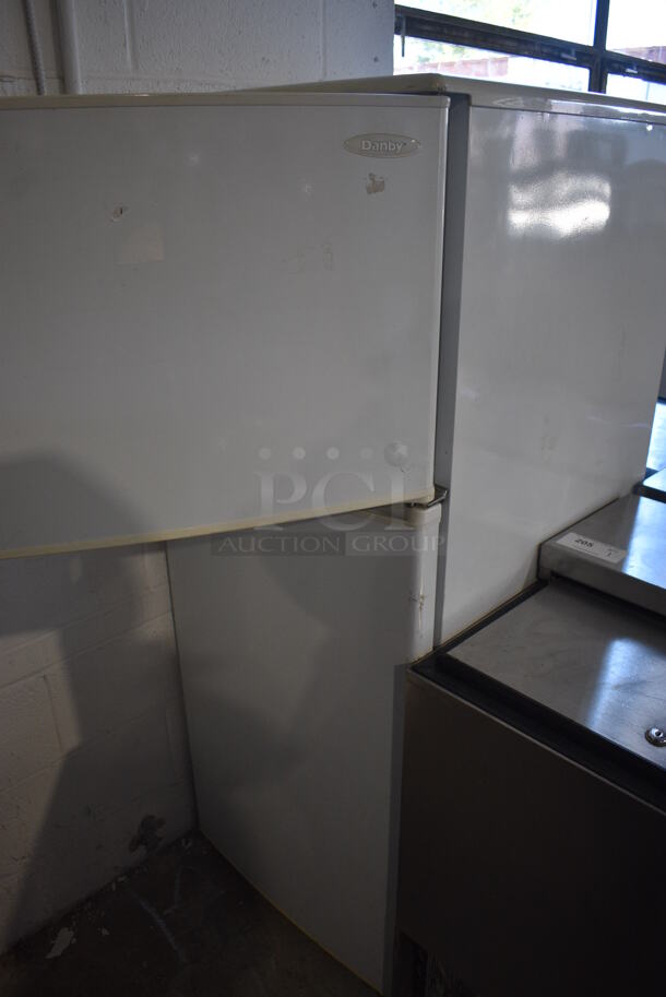 Danby DFF1144W Metal Cooler Freezer Combo Unit. 115 Volts, 1 Phase. 24x28x59.5. Tested and Working! - Image 2 of 7