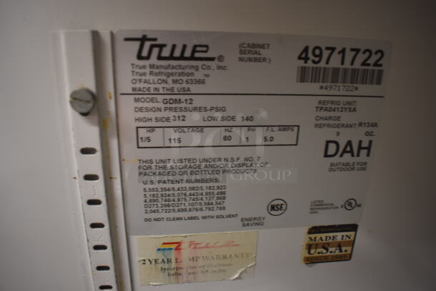 True GDM-12 Commercial Single Door White Reach-In Merchandiser Cooler With Polycoated Shelves On Commercial Casters. 115V, 1 Phase. Tested and Powers On But Does Not Get Cold - Image 5 of 5