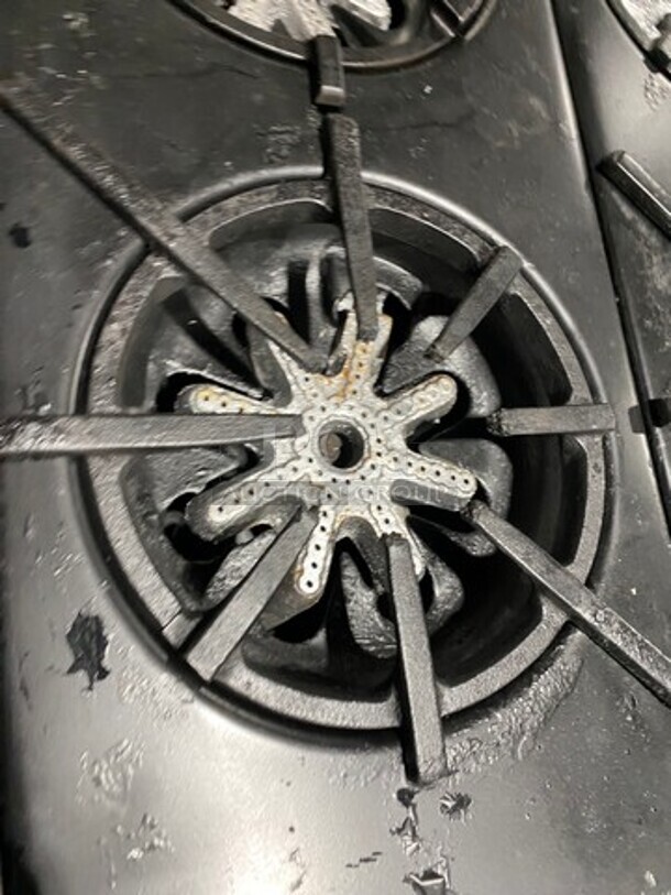 Garland Commercial Gas Powered 6 Burner Stove With Right Side Flat Griddle! Griddle Has Side Splashes! With Back Splash! With 2 Oven Underneath! Metal Oven Racks! All Stainless Steel! On Casters! - Image 6 of 12