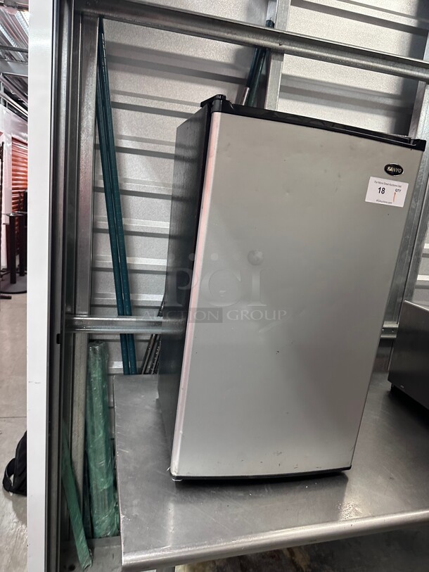 Working! Sanyo SR-3720M - Counter-High Refrigerator 115 Volt Tested and Working! - Image 2 of 10