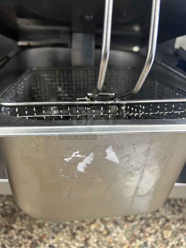 Uniworld UEF-101 Commercial Economy Deep Fryer 120V, Stainless by Uniworld. Tested and Working! - Image 2 of 2