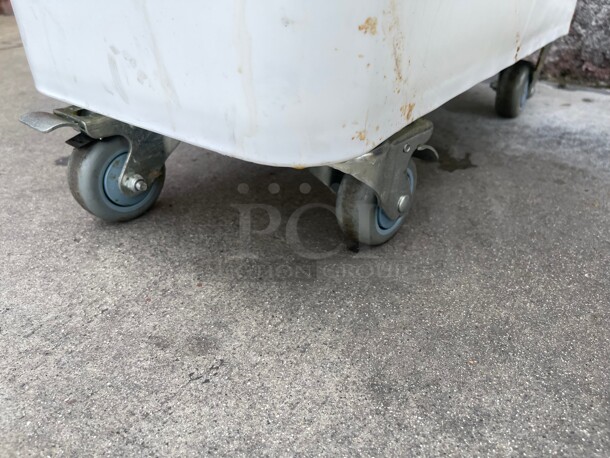 Clean! Baker's Mark 21 Gallon / 335 Cup White Slant Top Mobile Ingredient Storage Bin with Sliding Lid & Scoop NSF on Casters  - Image 4 of 7