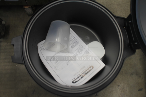 BRAND NEW SCRATCH AND DENT! Hamilton Beach 37560R Stainless Steel Commercial Countertop Rice Cooker Warmer. 120 Volts, 1 Phase. Tested and Working! - Image 4 of 5