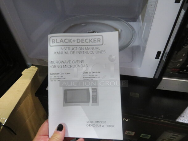 One Black And Decker Microwave With Manual. 20X15X12.  - Image 2 of 3