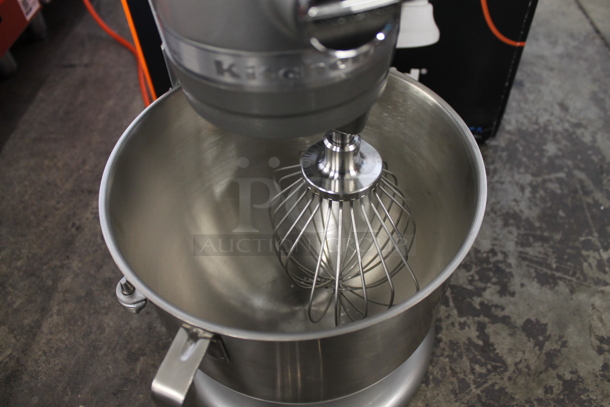 BRAND NEW SCRATCH AND DENT! KitchenAid KSMC895CU Metal Commercial Countertop 8 Quart Planetary Dough Mixer w/ Stainless Steel Mixing Bowl, Bowl Guard, Dough Hook, Paddle and Whisk Attachments. 120 Volts, 1 Phase.  Tested and Working! - Image 7 of 10